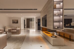 Villa exclusive, 5 chambres, piscine privée, en face de la plage | Aire de séjour | Téléviseur à DEL, foyer, Netflix, Hulu