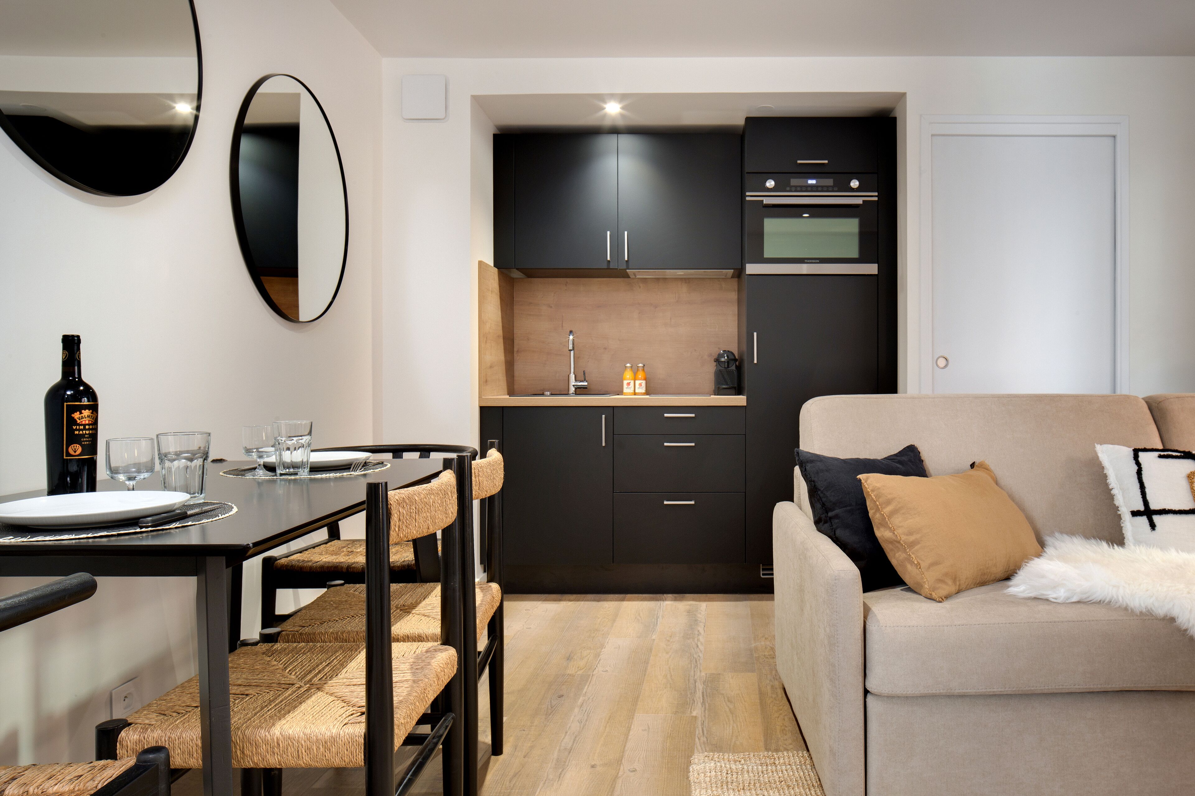 Appartement (Balanti) | Privékeuken | Een koelkast, een magnetron, een oven, een kookplaat