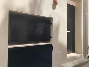 Eine an der Wand befestigte Schilder mit der Aufschrift "LES APPARTEMENTS DE COLLIURE", die den Namen des Gebäudes oder der Anlage angibt.