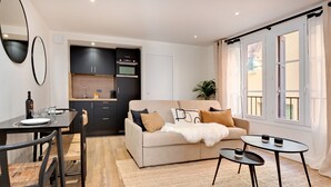Una sala moderna con un sofá, una mesa de centro y un comedor.