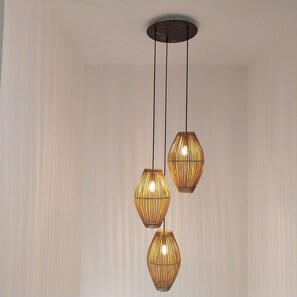 Eine Decke mit drei hängenden, gerippten Pendelleuchten in Goldfarbe.