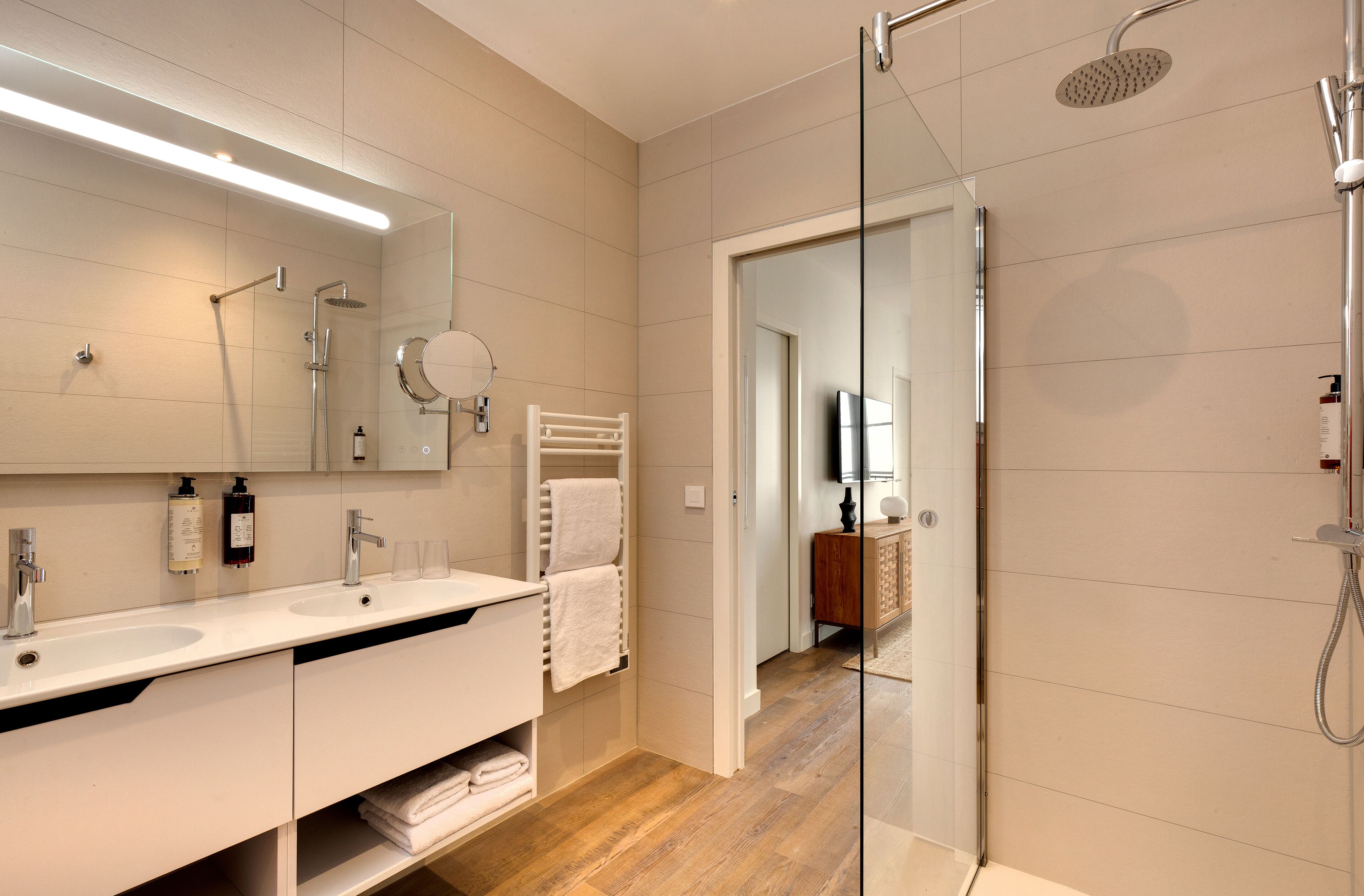 Appartement (Sailfort) | Badkamer | Een douche, een haardroger, handdoeken, toiletpapier