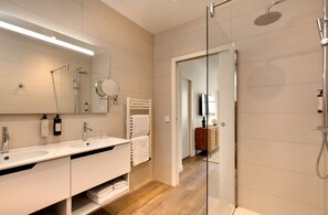 Appartement (Sailfort) | Badezimmer | Dusche, Haartrockner, Handtücher, Toilettenpapier