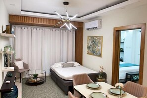 1 Schlafzimmer, Zimmersafe, Schreibtisch, Bügeleisen/Bügelbrett