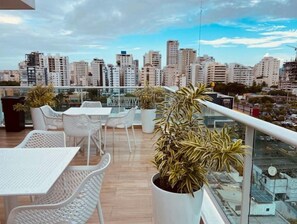Outdoor dining - Urban Oasis amazing View|Rooftop Pool|Gym @Julieta (Santo Domingo)