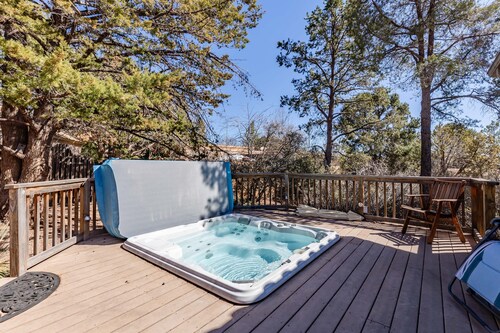 Summer SALE Price, Jacuzzi, Trails, Views, Red Rock Pass, walk to Community Pool