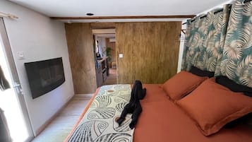 1 bedroom, bed sheets