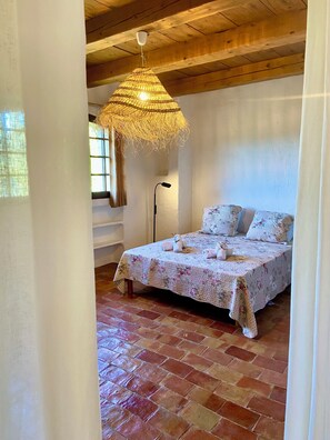 3 habitaciones, tabla de planchar con plancha, wifi y ropa de cama