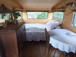 1 dormitori i roba de llit