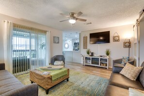Flat-screen TV, fireplace - < 1/2 Mi to Beach! Hot Tub Haven in Galveston (Galveston)