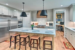 Fridge, microwave, stovetop, dishwasher - Beautiful Nashville Home Near Downtown w/ Hot Tub! (Nashville)