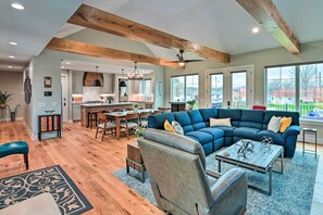 TV, fireplace, DVD player, stereo - Beautiful Nashville Home Near Downtown w/ Hot Tub! (Nashville)