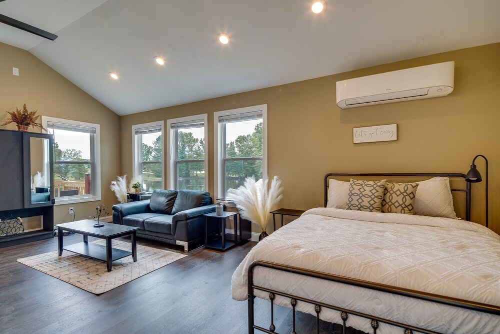 Peaceful Waterfront Studio 16 Mi to Greenville! Simpsonville Vrbo