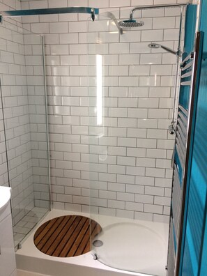 Toallas, jabón, papel de baño 