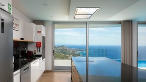 Une cuisine moderne avec vue sur la mer.