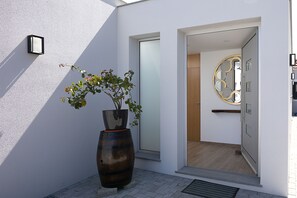 Property grounds - Villa with breathtaking views & private infinity heated pool (Câmara de Lobos)