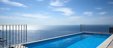 Piscina a l'aire lliure i piscina climatitzada
