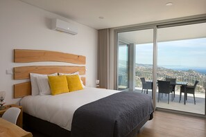 2 bedrooms, soundproofing, iron/ironing board, free WiFi - Villa with breathtaking views & private infinity heated pool (Câmara de Lobos)
