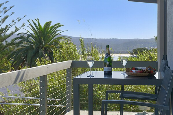 Outdoor dining - Eagle Heights 4 bedroom Balcony Apartment (Eden)