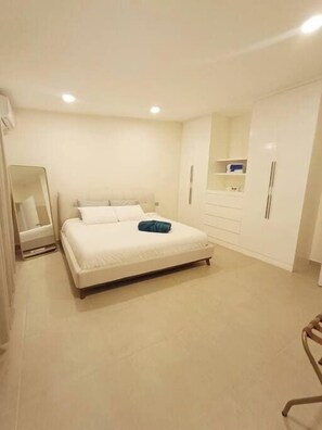 6 bedrooms, iron/ironing board, WiFi, bed sheets