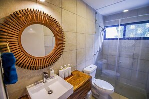 Douche, sĂšche-cheveux, shampoing