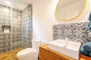 Douche, sèche-cheveux, shampoing