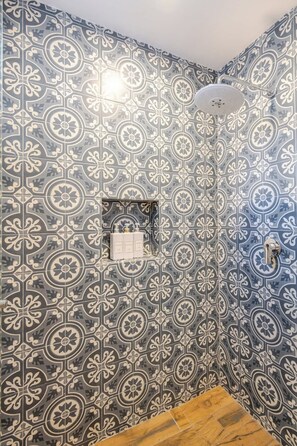Douche, sĂšche-cheveux, shampoing