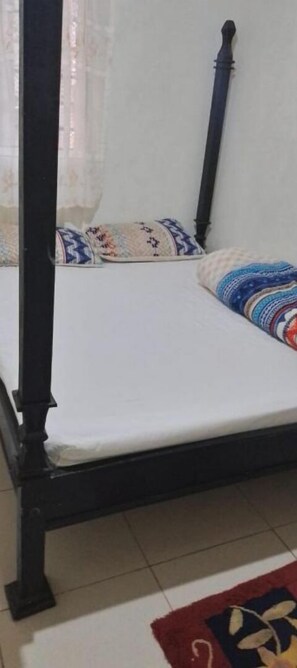1 bedroom, bed sheets