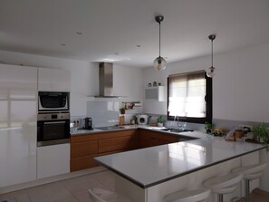 Fridge, microwave, oven, stovetop - Villa Avec Piscine à Proximité des Plages- Var (Ollioules)