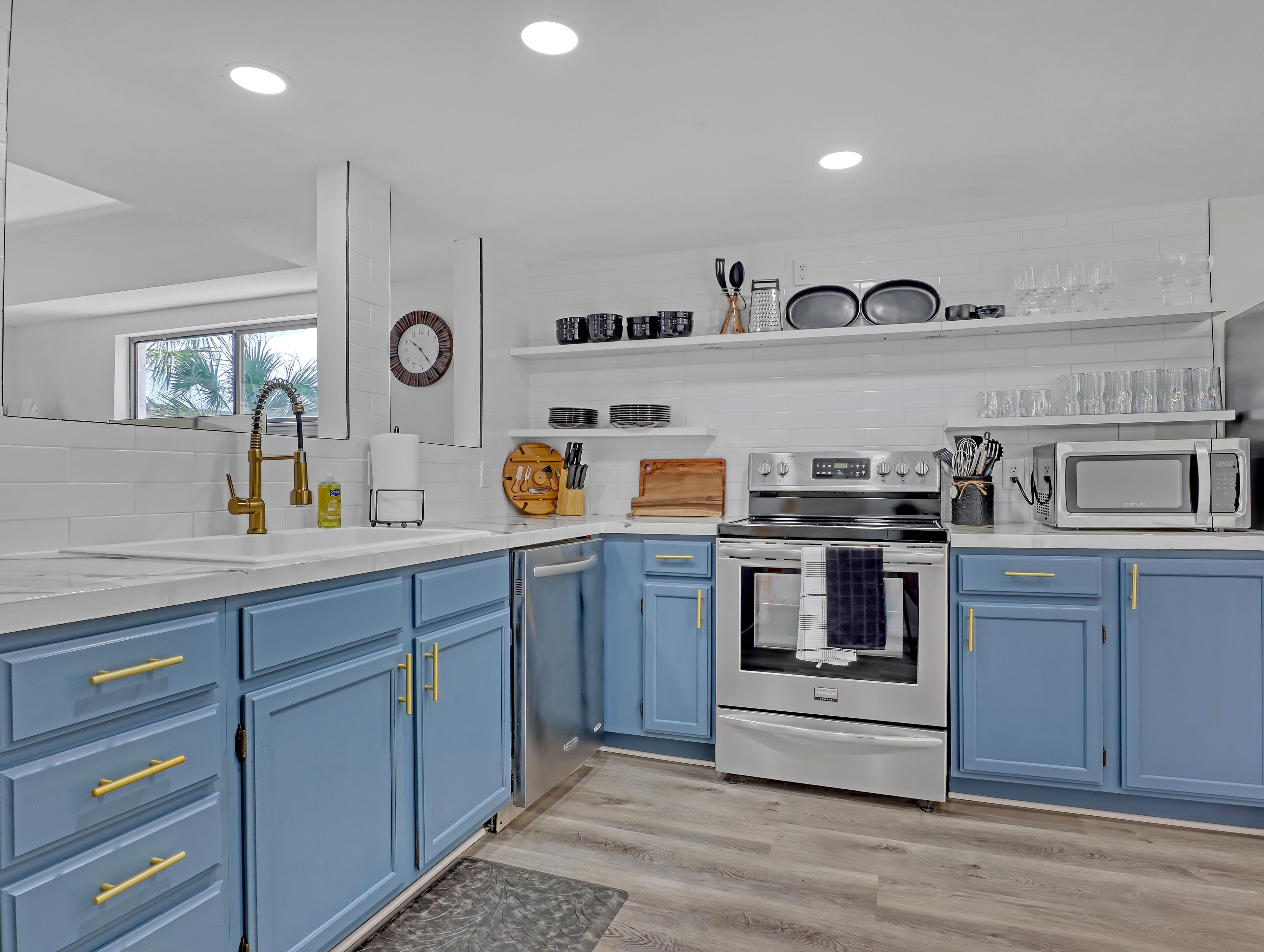 Refrigerador, microondas, horno y parrilla de estufa 