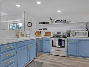 Kjøleskap, mikrobølgeovn, ovn og kokeplater