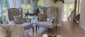 Sunny Corner - Romantic Split Level Cottage