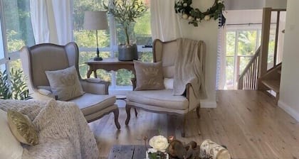 Sunny Corner - Romantic Split Level Cottage