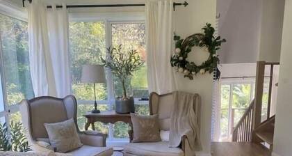 Sunny Corner - Romantic Split Level Cottage