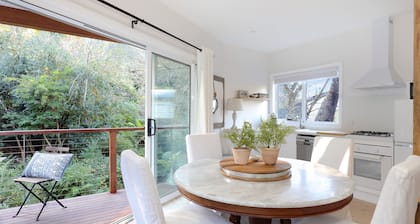 Sunny Corner - Romantic split level Cottage