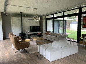 TV connectée, cheminée, lecteur de DVD, médiathèque