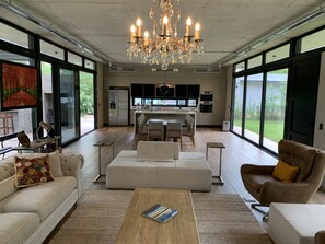 Smart TV, caminetto, lettore DVD, biblioteca musicale