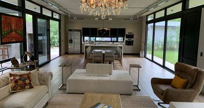 Cozy, comfortable, modern Design House, minutes to beach