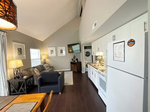 Ein kompakter Wohnbereich mit Sofa, Esstisch und Küchenzeile.