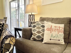 Smart TV, lettore DVD, tavolo da calcetto, tavolo da ping pong