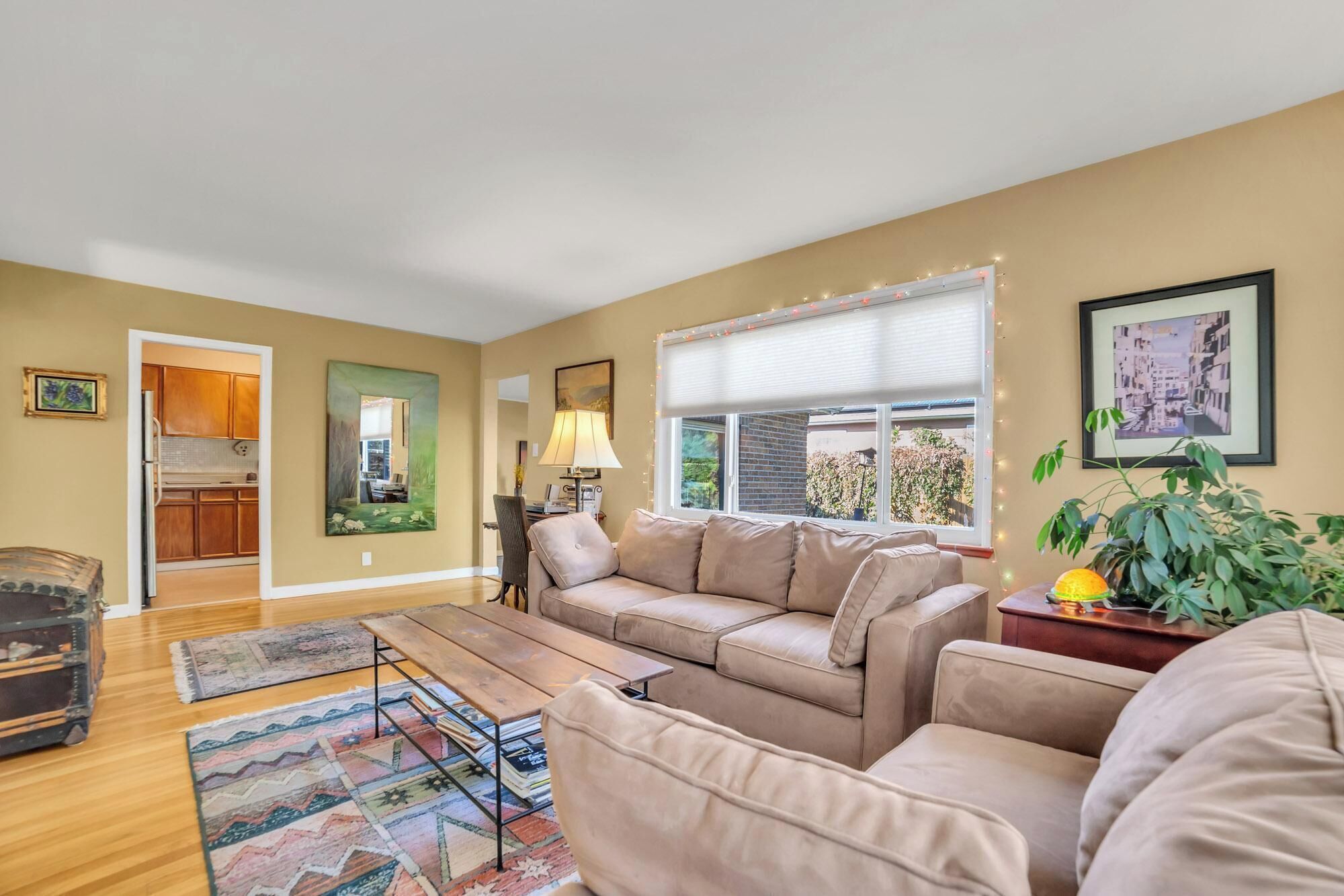 TV connectée, livres, espaces bureaux, imprimantes