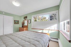 2 chambres, bureau, fer et planche à repasser, lit de bébé portatif