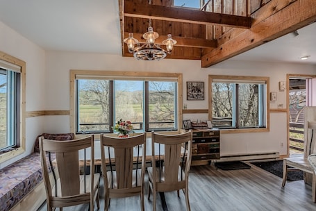 Interior. Columbine - A serene mountain getaway