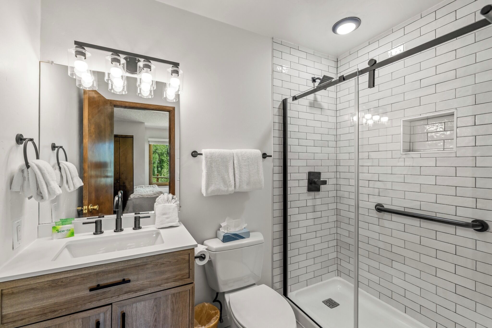 Combined shower/tub, hair dryer, towels