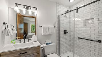 Combined shower/tub, hair dryer, towels