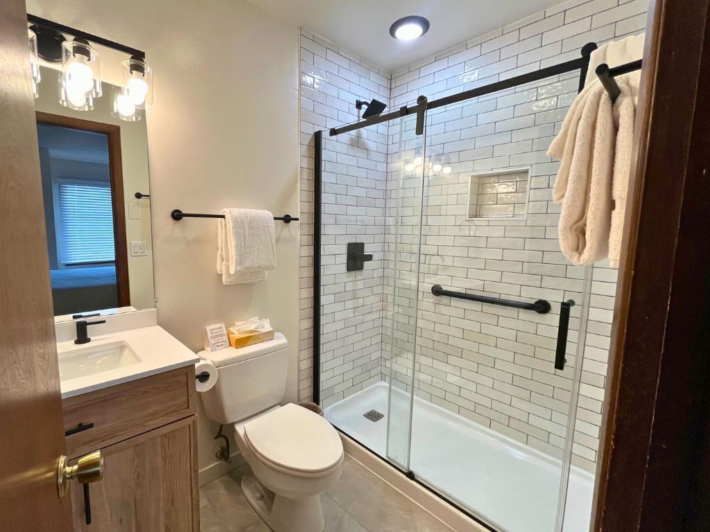 Combined shower/bathtub, hair dryer, towels