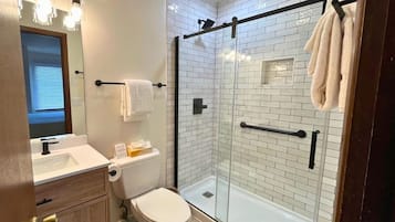 Combined shower/bathtub, hair dryer, towels