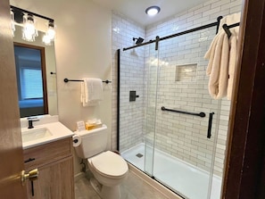 Combined shower/bathtub, hair dryer, towels