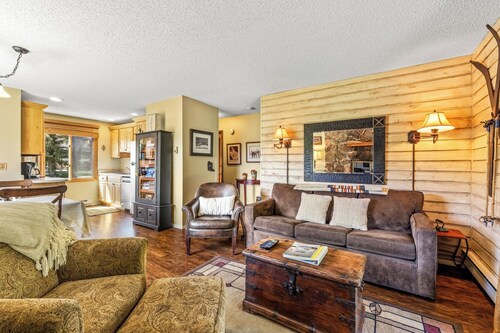 Pioneer - Cozy riverside retreat in the mountains