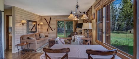 Una Smart TV, una chimenea